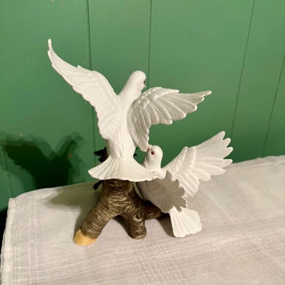 Vintage Porcelain Bisque WELLINGTON White Hand Painted Doves 9.5" Decor - Picture 5 of 7